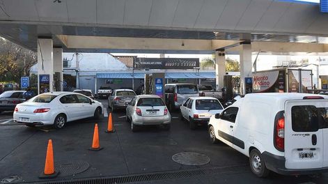 Los Andes | Las colas para cargar gasoil se repiten en cada vez más estaciones de servicio. Foto: José Gutierrez / Los Andes