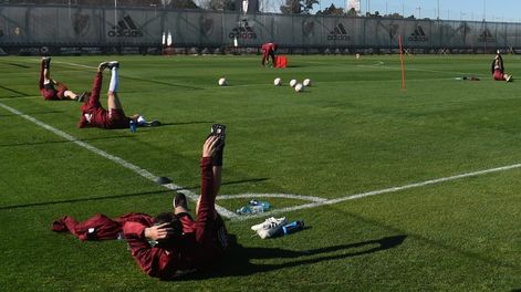 El plantel de River trabaja en el predio que tiene el club en Ezeiza bajo un estricto protocolo sanitario. / Gentileza: Prensa River