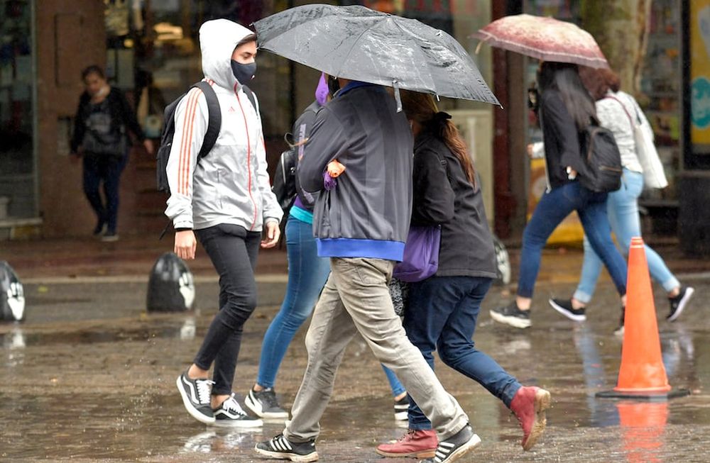 Clima en MendozaLa Dirección de Agricultura y Contingencias Climáticas, las precipitaciones aisladas se mantendrán durante todo el jueves. “Parcialmente nublado con precipitaciones aisladas y descenso de la temperatura, vientos moderados del sector surFoto: Orlando Pelichotti