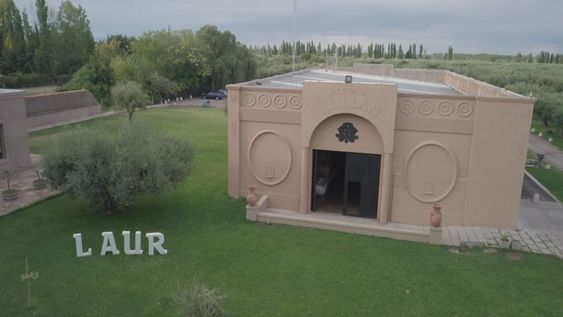 Zona rural. El recorrido que propone la reina culmina en Cruz de Piedra, en una reconocida olivícola y ahora productora de aceto balsámico fundada a principios del siglo XX.