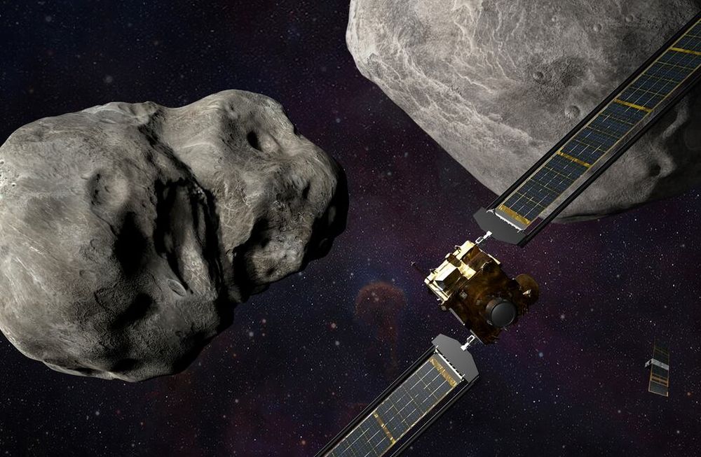 Ilustración que muestra la sonda Dart (en primer plano a la derecha) y el LiciaCube (inferior derecho), en el sistema Didymos antes del impacto con el asteroide Dimorphos, a la izquierda.  (Steve Gribben/Johns Hopkins APL/Nasa vía AP)