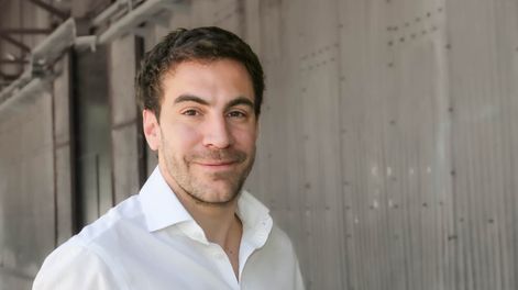 El economista Santiago Bulat disertó en el encuentro de emprendedores y aconsejó abandonar ciertos gastos cotidianos, que suman cuando se revisan las cuentas a fin de mes.