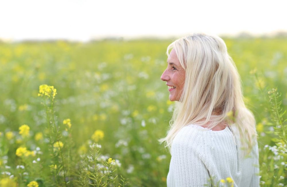 La menopausia es la fecha de la última menstruación, seguida por un período mayor a doce meses sin menstruar. Ocurre generalmente entre los 45 y 55 años. Es una etapa natural de la vida, no una enfermedad.