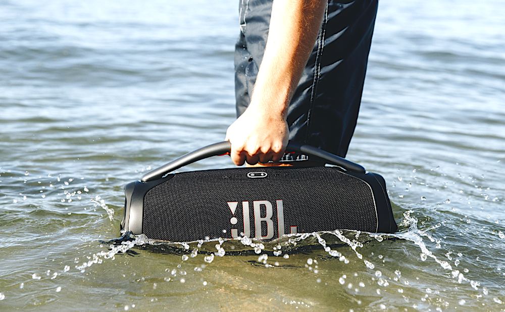 El parlante JBL Boombox es resistente al agua y al polvo, una larga duración de batería y un sonido de gran calidad.