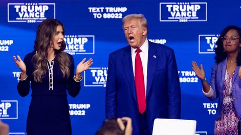 Los Andes | Oaks (United States), 14/10/2024.- Former US President and current Republican presidential nominee Donald Trump (L), with moderator South Dakota Governor Kristi Noem, sings along with music videos during a town hall meeting at the Greater Philadelphia Exp