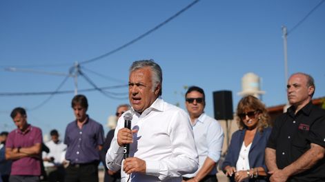 El gobernador Alfredo Cornejo se refirió al juicio por la expropiación de YPF, tras un acto de entrega de viviendas en San Martín.