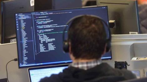 El objetivo de ONE, de Oracle, es brindar formación en tecnología y programación a quienes buscan trabajar en el sector pero no pueden pagar su capacitación.