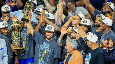 Jalen Brunson levanta el premio Bill Russell al Jugador Más Valioso tras ganar el quinto partido de las Finales de la NBA entre los San Antonio Spurs y los New York Knicks.