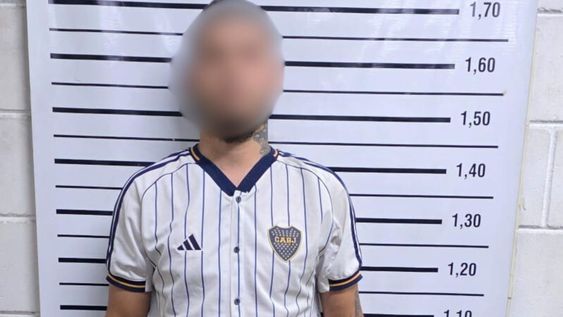 El hombre detenido con la ametralladora de la Policía. Gentileza Ministerio de Seguridad y Justicia.&nbsp;