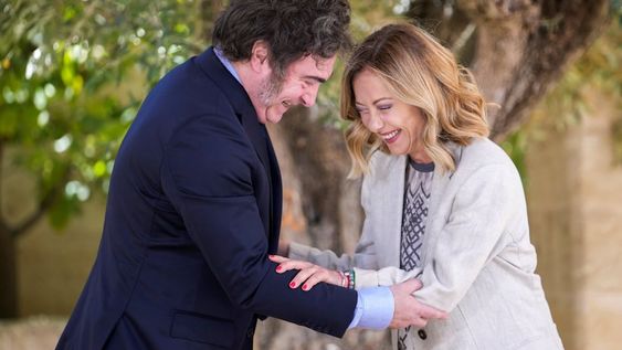 El presidente Javier Milei al ser recibido por la primera ministra italiana, Giorgia Meloni, en la reunión del G7 en Borgo Egnazia, Italia, en junio de 2024. (AP / Luca Bruno)