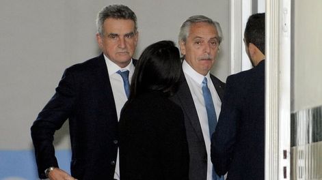 Los Andes | El presidente Alberto Fernández y el jefe de gabinete Agustín Rossi llegaron juntos a la mesa política del Frente de Todos. Foto: Clarín