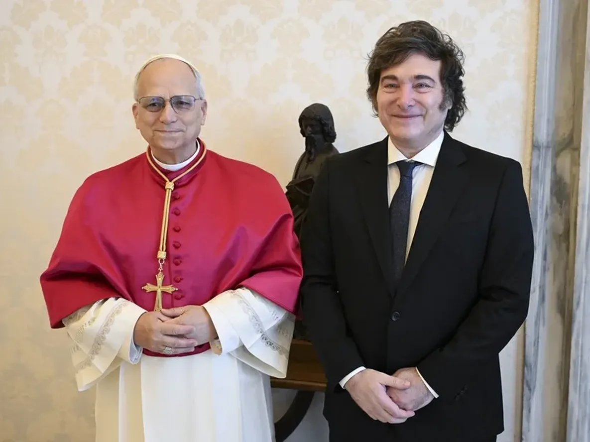 El papa León XIV junto a Javier Milei durante la visita al Vaticano en junio de 2025