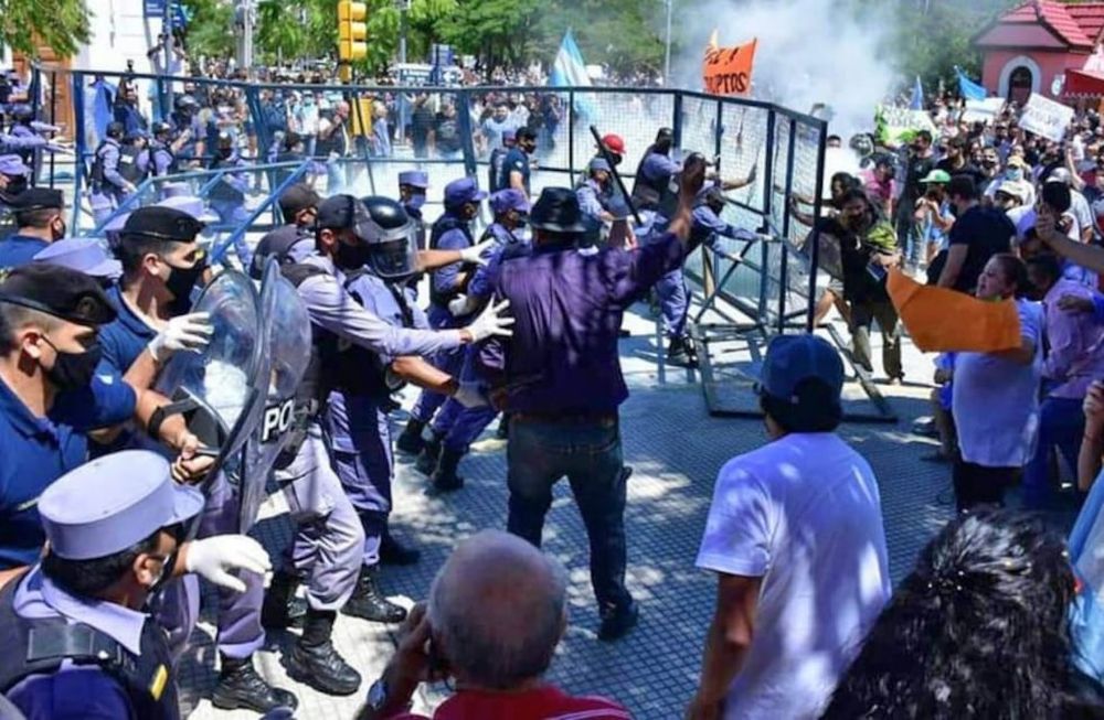 La Policía reprimió a manifestantes que salieron a protestar en la capital provincial contra las nuevas restricciones por el coronavirus. Foto: Gentileza