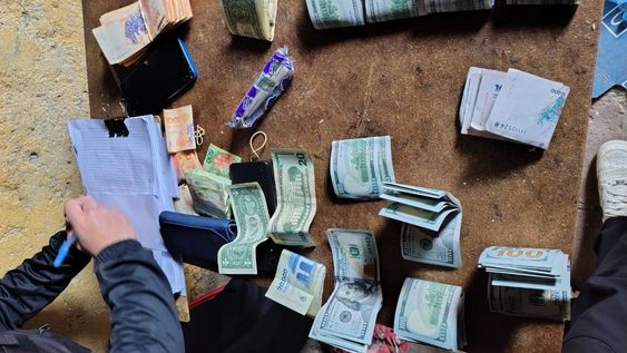 empleada domestica hurto los ahorros de su empleador, le allanaron la casa y encontraron el botin: usd 8.384