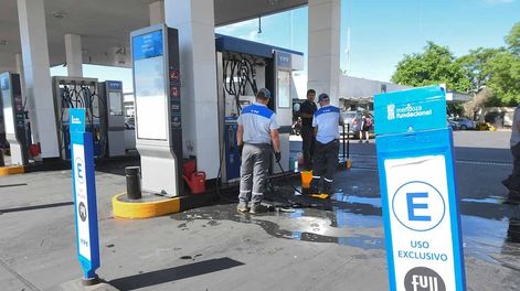 Estacion de servicio ubicada en Costanera de Ciudad con carteles que indican a los automovilistas que no pueden ingresar para cargar combustible.Foto: José Gutierrez / Los Andes