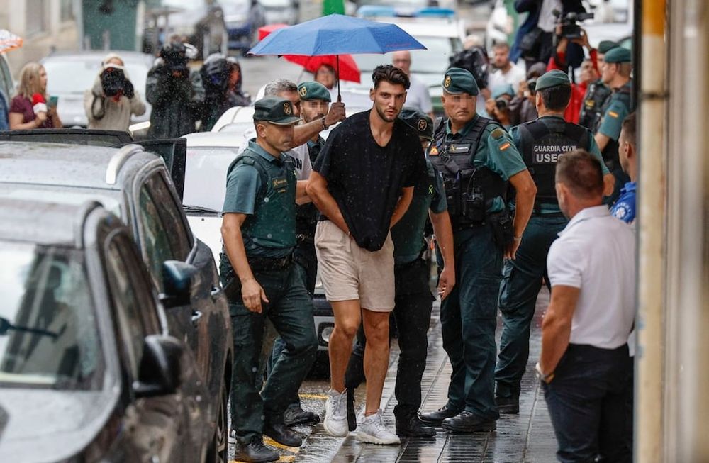 El futbolista Rafa Mir llega esposado por la Guardia Civil al juzgado n. 8 de Llíria (Valencia) para pasar a disposición judicial. EFE/ Kai Försterling