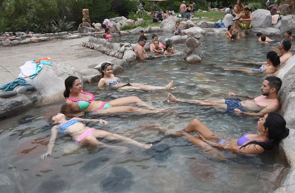 Turistas disfrutan de una tarde de mucho calor en las piletas de aguas termales en Cacheuta. Foto: José Gutierrez / Los Andes