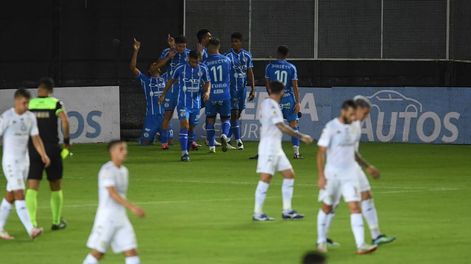 Telam, Buenos Aires, 04 de abril de 2021: ECristian Colmán (17), festeja el primer gol de Godoy Cruz de Mendoza que enfrenta a Racing por la octava fecha de la Copa de la Liga Profesional de Fútbol, en el estadio Presidente Perón del club de Avellaneda.Foto: Fernando gens/cf/Telam