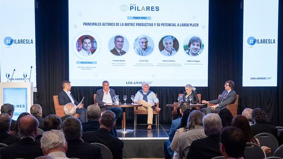 Los Andes realizó en el hotel Casino Cóndor de los Andes el segundo encuentro del ciclo “Pilares para el desarrollo sustentable de la región”. Esta vez, centrado en la matriz productiva, con la participación de funcionarios, empresarios y especialistas para debatir acerca de temas claves para el crecimiento. Foto: Ignacio Blanco / Los Andes