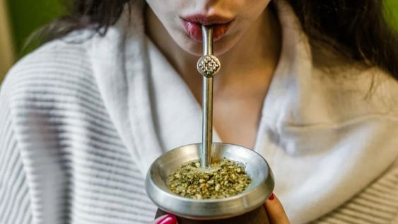 Un estudio comprobó que tomar mate aumenta la sensación de felicidad