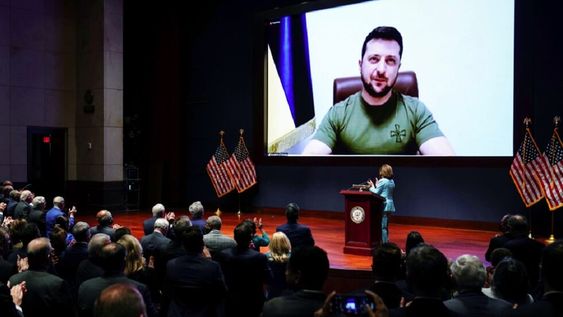 Zelenski se comunicó con Estados Unidos a través de una videoconferencia en el Congreso (AP)