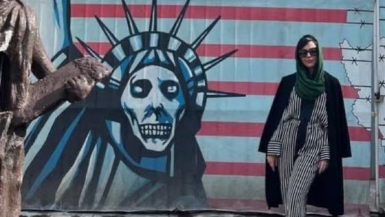 La actriz porno estadounidense estuvo en Teherán, Irán, posando en la exembajada norteamericana, donde el régimen de los ayatolas mantuvo secuestrados a todos los funcionarios durante 444 días.
