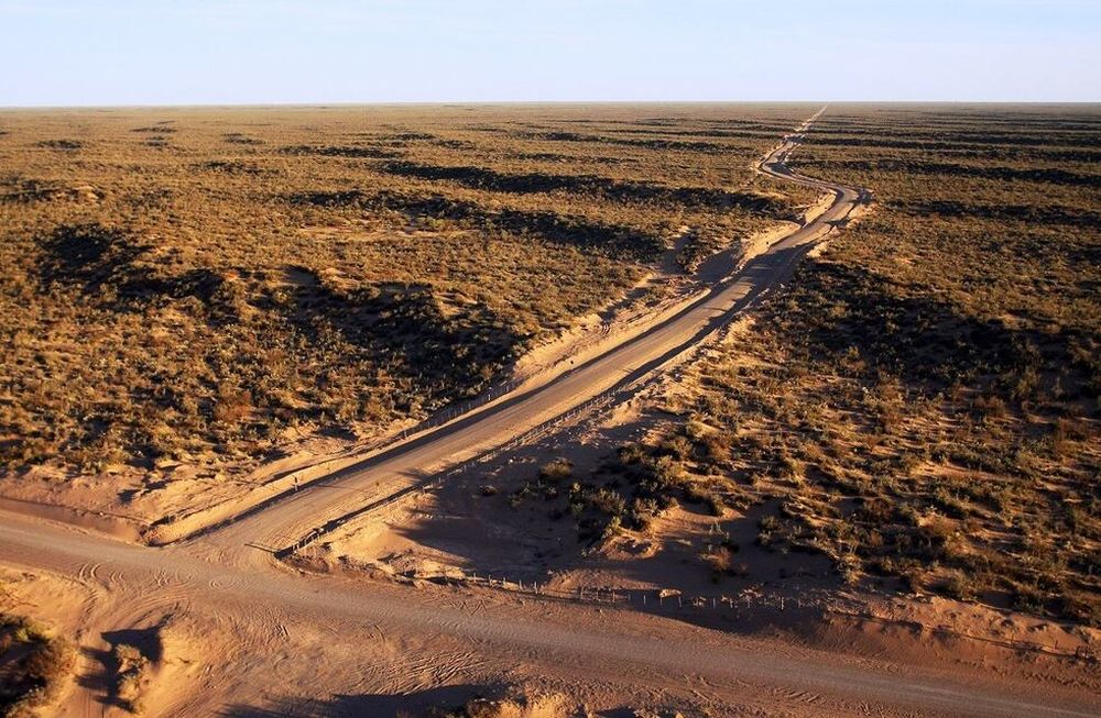 Video: el camino se traga a un camión cargado con hacienda