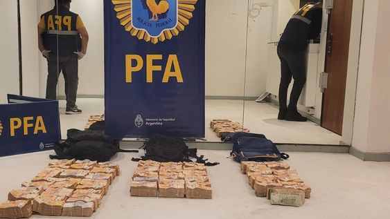 Parte del dinero secuestrado a la organizacion brasileña. / Gentileza Policía Federal.