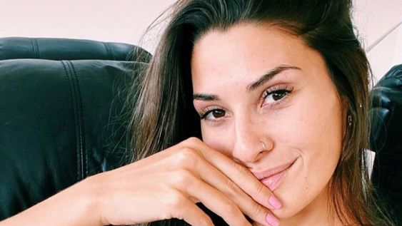 Ivana Nadal encandiló al dejar ver su lado más sensual tras posar de espaldas a la cámara con una camisa