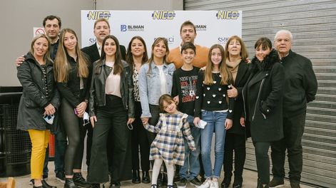 Parte de la familia Furfaro esperando a sus invitados.