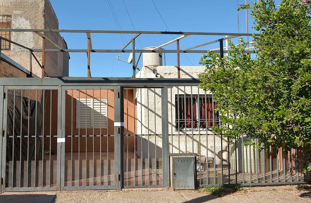 Mujer embarazada de 9 meses que mató a su pareja en Godoy Cruz dio a luz anoche , según informó el Ministerio de Salud. En la imagen, la vivienda en la que la pareja convivía. Foto Cristian Guzzo / Los Andes