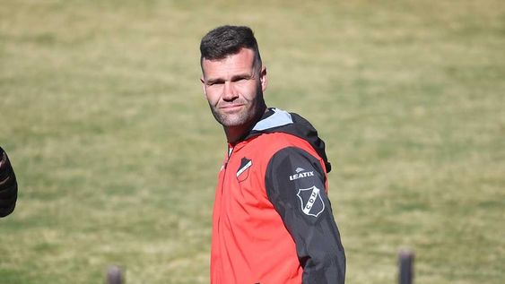 Metido. Campagnani dio indicaciones durante todo el partido y le dedicó el triunfo a su abuela Elena, quien falleció el domingo. Foto: José Gutierrez / Los Andes