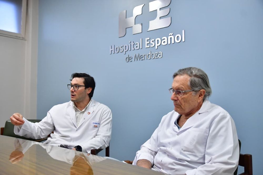 Especialistas del Hospital Español de Mendoza lograron marcar un hito no solo a nivel local, sino también en todo el país: realizaron una cirugía cardiovascular que por primera vez se hace fuera de Buenos Aires. Los doctores Roberto Welti y Federico Welti, padre e hijo. Foto: Ramiro Gómez.