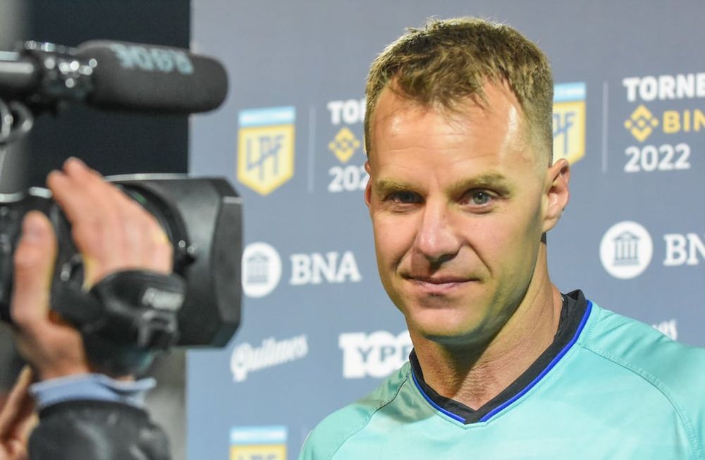 Sacó la cara. El arquero de Godoy Cruz volvio a ser el mejor del equipo y después dio explicaciones a la prensa. Foto: Mariana Villa / Los Andes