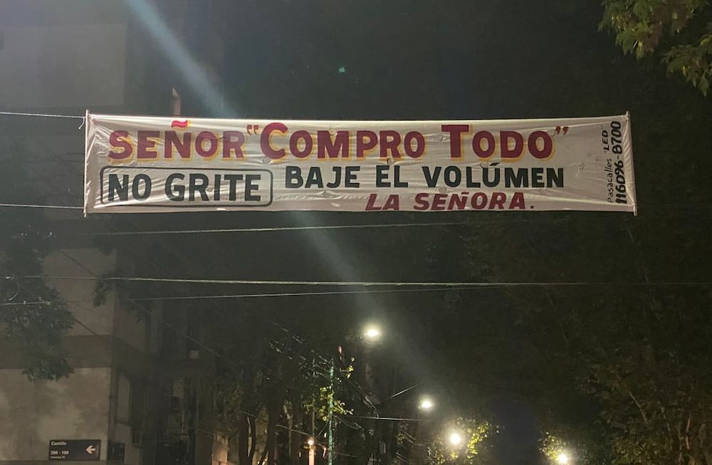 Una señora se cansó del vendedor de Compro Todo que pasa por su barrio y le puso un pasacalle. Un vecino lo subió a Twitter y los usuarios reaccionaron.