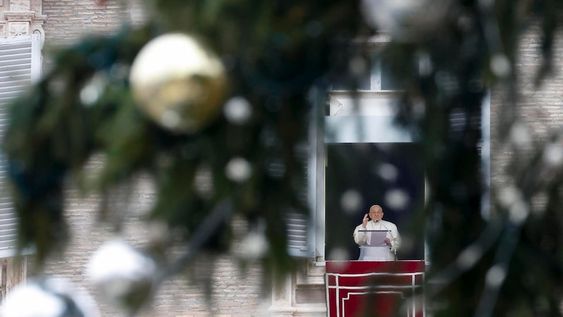 El papa Francisco pidió este domingo en ocasión de la Navidad no confundir la fiesta con el consumismo y pensar en aquellas poblaciones que sufren la guerra como Palestina, Israel y Ucrania, durante el rezo del ángelus en la plaza de San Pedro. EFE/ Fabio Frustaci
