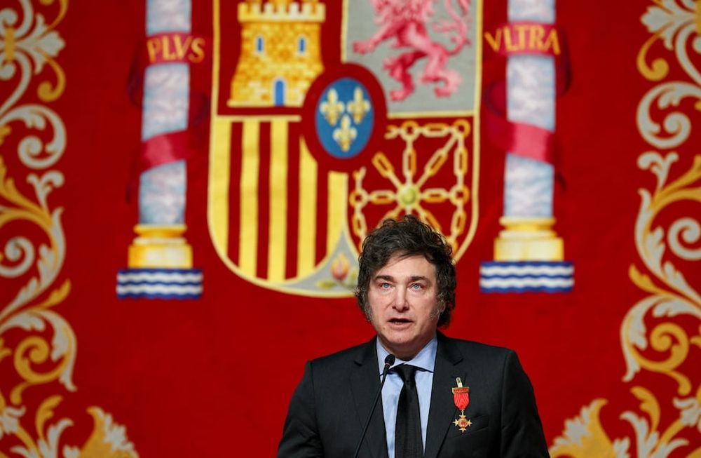 El presidente de Argentina, Javier Milei, recibe el premio Instituto Juan de Mariana por una ejemplar defensa de las ideas de libertad. Foto NA: REUTERS/Violeta Santos Moura