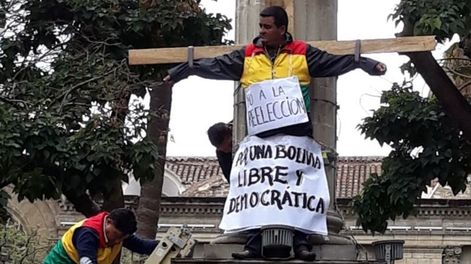 Bolivia: un diputado se crucificó en público
