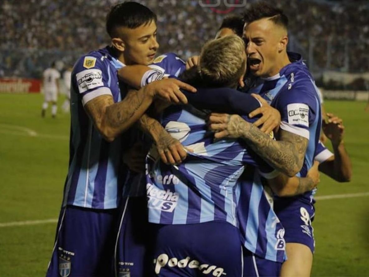 Atlético Tucumán superó por 1-0 a Central Córdoba de Santiago del Estero y no se baja de la cima de la Liga Profesional. (@ATOficial)