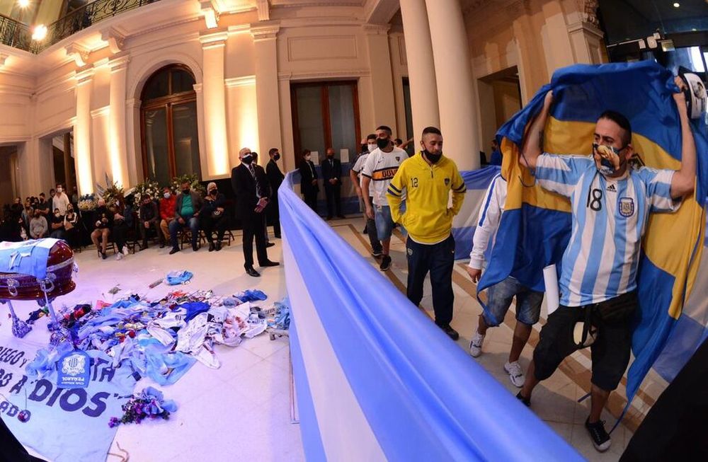 En vivo: el multitudinario velatorio de Diego Armando Maradona en la Casa Rosada