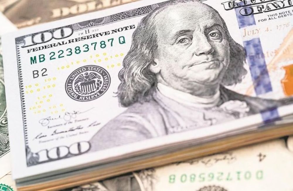 El aguinaldo se fue al dólar: bancos vendieron 35% más que en junio