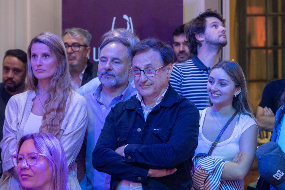 Carlos Hernández y Vicky Dion entre los asistentes que no quisieron perderse la presentación.