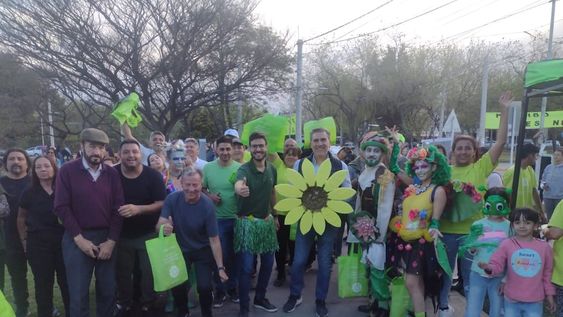 El Partido Verde cerró su campaña en el Parque Central de Ciudad de Mendoza. Mario Vadillo, con la flor gigante, y Emanuel Fugazzotto, a su lado con una falda de flecos verde, encabezaron el acto.