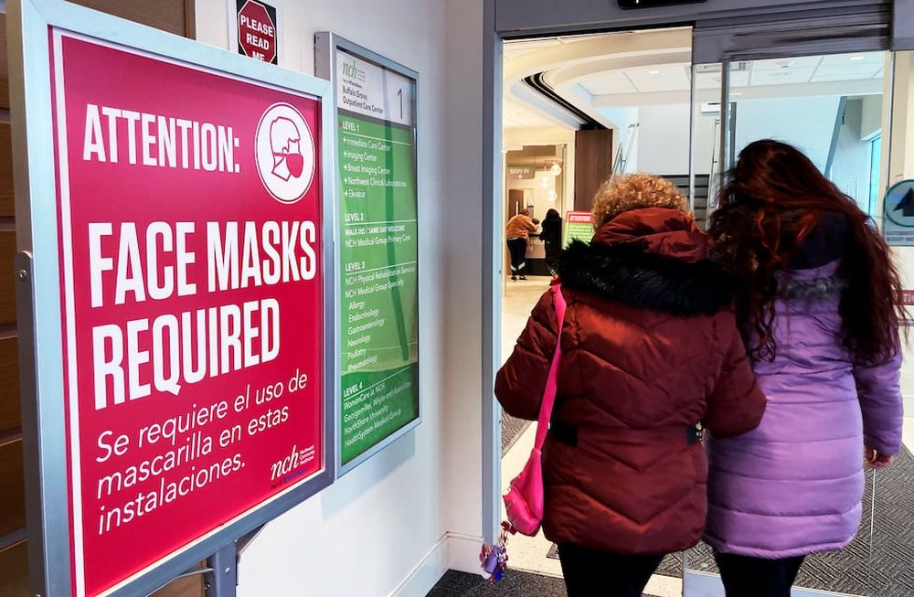 Según los informes disponibles, la variante JN.1, también llamada Pirola, se detectó por primera vez en Estados Unidos y luego se extendió a decenas de países (AP Foto/Nam Y. Huh)