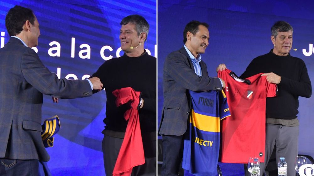 Mauricio Badaloni y Mario Pergolini intercambiaron las camisetas del Deportivo Maip&uacute; y Boca.