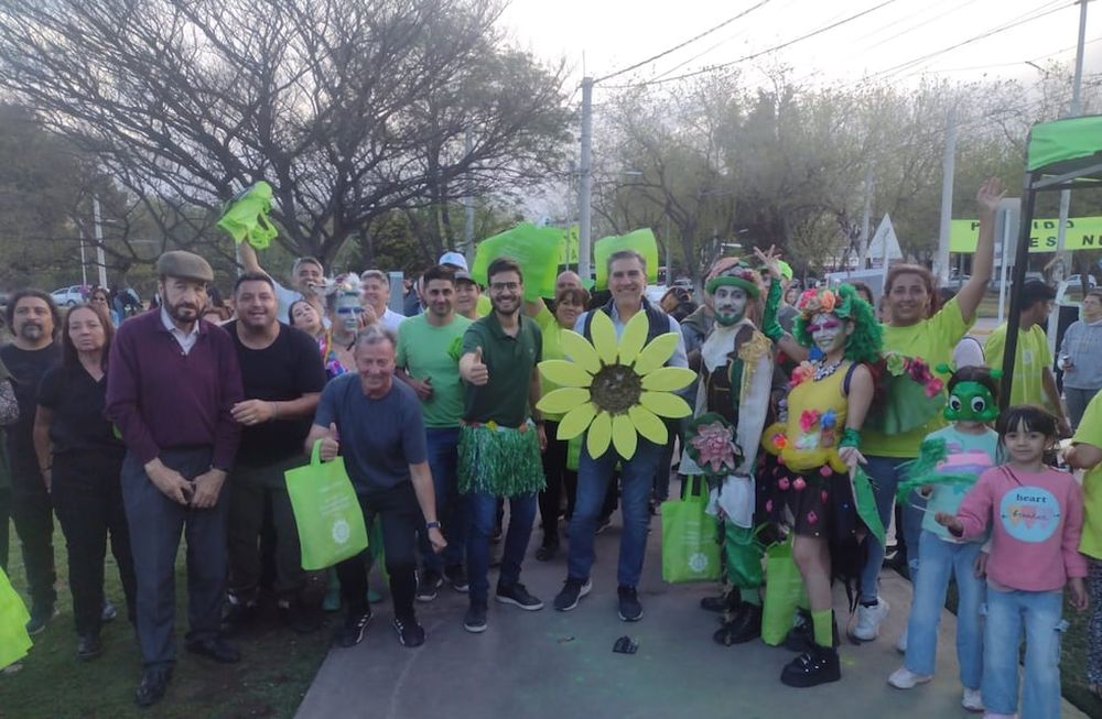 El Partido Verde cerró su campaña en el Parque Central de Ciudad de Mendoza. Mario Vadillo, con la flor gigante, y Emanuel Fugazzotto, a su lado con una falda de flecos verde, encabezaron el acto.