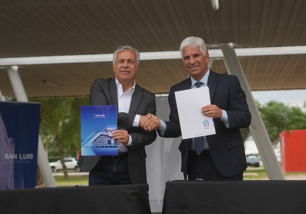 Alfredo Cornejo habló un poco de Milei y el caso $LIBRA después de firmar un convenio con el gobernador de San Luis, Claudio Poggi, en Desaguadero. Foto: Gobierno de Mendoza.