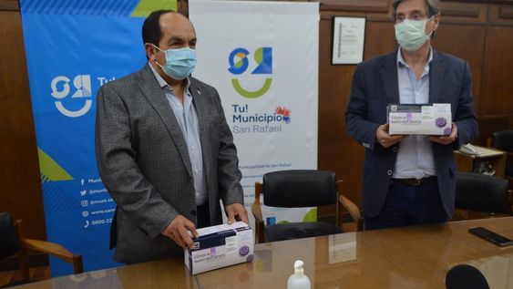 El intendente de San Rafael, junto con el director de Salud de la comuna, Isidro Cuello, presentaron los nuevos testeos rápidos de coronavirus.