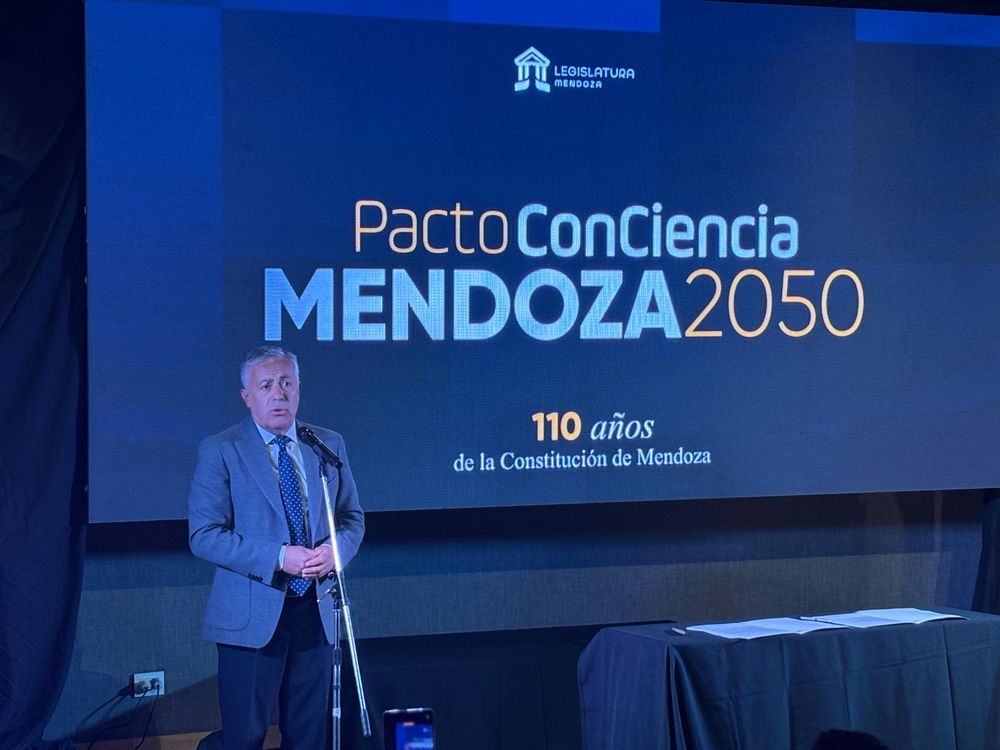 El gobernador, Alfredo Cornejo, en la firma del Acta Compromiso &ndash; Pacto ConCiencia Mendoza 2050, en el marco de los 110 a&ntilde;os de la Constituci&oacute;n provincial,