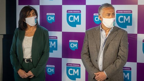 Mariana Juri y Alfredo Cornejo criticaron al Gobierno nacional por suspender la entrega de cajas de leche. Foto: Ignacio Blanco / Los Andes